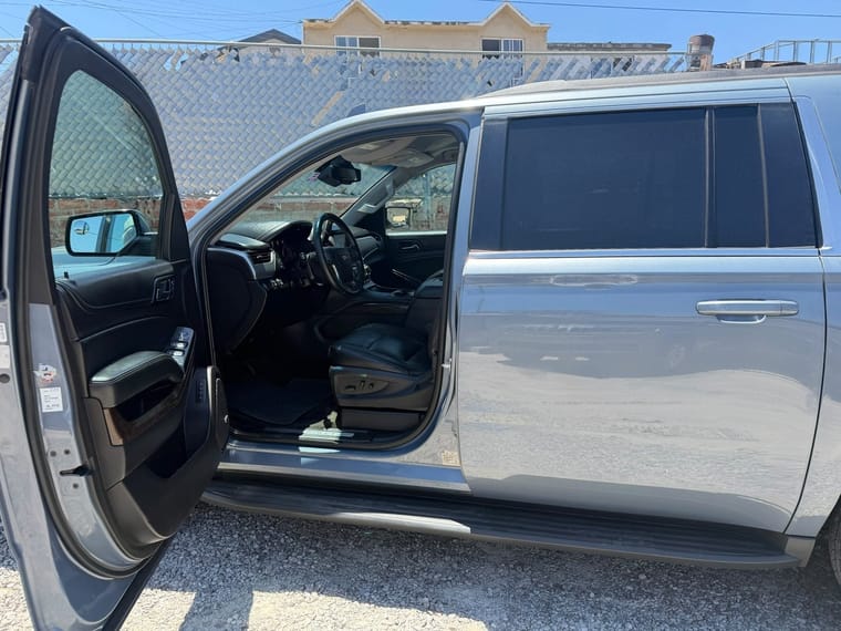 Chevrolet Suburban thumbnail 4