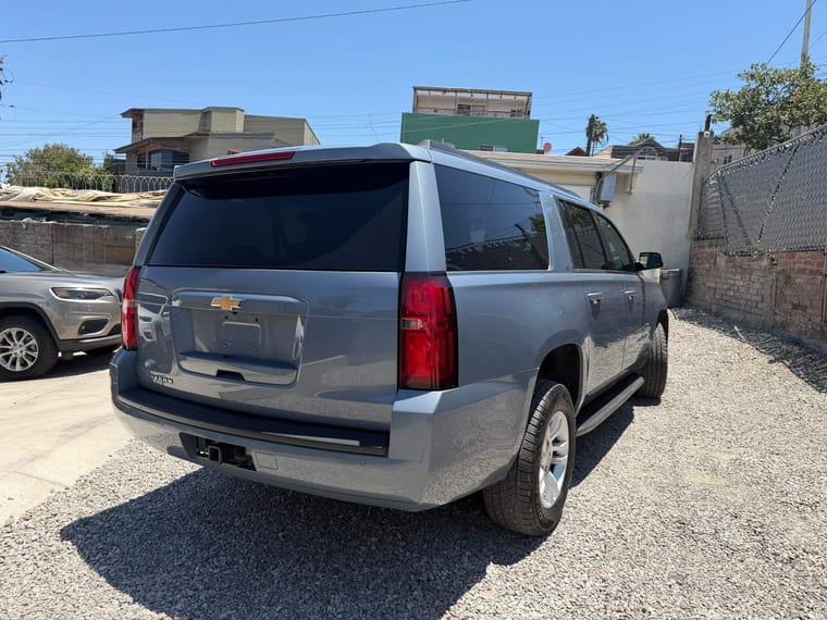 Chevrolet Suburban thumbnail 6
